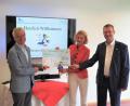 Bild: Hauptzollamt Regensburg
Margit Brandl bei der Scheckübergabe mit Prof. Segerer (links) und Prof. Melter.