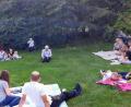 Bild: fjo
Die Kinderwagen bleiben auf den Wegen, während es sich die Familien mit Pfarrer Georg Hartl (Mitte) auf der Liegewiese der Freizeitanlage gemütlich machen.