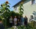 Bild: jr
Riesige Sonnenblumen blühen derzeit im Garten der Familie Alfons und Kornelia König (von rechts) in Pechbrunn. Darüber freuen sich auch ihre Enkel, die bei der Pflege Unterstützung leisten.