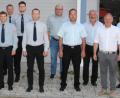 Bild: ffl
Die Feuerwehr Holzhammer wählt neue Führungskräfte (von links): Pascal Rackwitz, Christian Kraus, Vize-Vorsitzender Andreas Gräf, Moritz Plößl, Phillip Lindthaler, Kommandantin Anja Mayerhofer, Manuel Wagner, Zweiter Kommandant Klaus Uschald, Hans Friedl, Johannes Plößl, Vorsitzender Stefan Kumeth, Gerhard Neidl, Kreisbrandmeister Marco Weiß, Kreisbrandrat Fredi Weiß, Bürgermeister Marcus Eichenmüller und der Kommandant der Schnaittenbacher Wehr, Michael Werner.