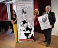 Bild: ubb
Museumsleiterin Stefanie Süß, Museumsmitarbeiterin Herta Zölch und Zweiter Bürgermeister Peter Gold (von links) freuen sich sehr, mit den Karikaturen deutsch-französischer Künstler eine Ausstellung ins Haus geholt zu haben, die perfekt zum 20.Geburtstag der Städtepartnerschaft zwischen Tirschenreuth und La Ville du Bois passt.