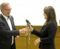 Bild: Hirsch
CSU-Kreisvorsitzender Alexander Flierl (links) überreichte Bundestagskandidatin Martina Engelhardt.Kopf (rechts) symbolisch eine Maschine zum Bohren dicker Bretter.