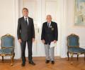 Bild: Regierung der Oberpfalz/Schmied/exb
Regierungspräsident Axel Bartelt gratulierte Dieter Naber (rechts) zum 80. Geburtstag.