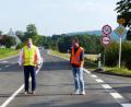 Bild: jp
Freuten sich über die pünktliche Wiedereröffnung der sanierten und neu asphaltierten B 299 (von links): Baudirektor Stefan Noll, Bürgermeister Stefan Braun und Technischer Amtsrat Stefan Weiss.