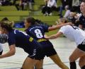 Bild: Alfred Schwarzmeier
Die Damen der HSG Nabburg/Schwarzenfeld (dunkle Trikots) bei einem Spiel in Weiden im Jahr 2020. Nach dieser Saison stieg die HSG auf. Die darauffolgende Spielzeit wurde aber wegen Corona nach nur wenigen Wochen abgebrochen. In gut zwei Wochen geht es erneut los.
