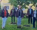 Bild: Tanja Seebauer (BaySG Almesbach)/exb
Staatsgut-Leiter Helmut Konrad ((Zweiter von rechts) ehrt seine vier Mitarbeiter (von links) Christine Bauer, Wolfgang Schmidt, Silvia Stahl und Kerstin Bauer.