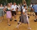 Bild: sak
Zwölf Paare tanzen bei der Schlichter Kirwa um den Baum. Als der Walzer endete, halten Petra Dotzler und Andreas Weiß den richtigen Strauß in Händen und sind somit das neue Oberkirwapaar.