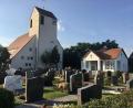 Bild: upl
Der Friedhof in Trisching wird neu gestaltet. Besonders im Fokus: Der Bereich um das Leichenhaus (rechts).