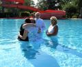 Bild: ubb
Die etwas andere Taufe im Nichtschwimmer-Becken: Susi Bittner (links), die Pastor Gerhard Röttger (Mitte) beim Taufakt unterstützt hat, gratulierte Kerstin Gerber mit einer herzlichen Umarmung. Angelika Würner durfte sich derweil auf ihre Taufe freuen.