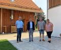 Bild: Tobias Reitmeier/exb
Bürgermeister Franz Grabinger (links), Franz Geiger (Zweiter von rechts) und Diana Kraus führten den Regierungsvizepräsidenten Florian Luderschmid (Zweiter von links) durch den Schlossbauernhof in Altfalter.