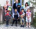 Bild: hai
Dolores Longares-Bäumler, Bürgermeister Christian Porsch und Heidi Lauterbach (hinten von rechts) übergaben die ersten Schultaschen und -tüten an Mohammad, Chuder, Mohammad und Sabinas (vorne von links).