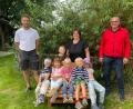 Bild: twg
Die Kinder nahmen die Liegebank gleich in Beschlag. Mit ihnen freuten sich Christian Schmucker, Kindergartenleiterin Sabine Schinner und Bürgermeister Hubert Kraus (stehend von links).