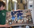 Bild: ui
Ludwig Koch präsentiert skurril-ironische Weihnachtszenen von Stefan Schadeck als Motiv für den Bieradventskalender seiner Brauerei.