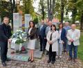 Bild: lg
Tobias Ehrenfried (von links) und Martina Engelhardt-Kopf bei der Kranzniederlegung sowie MdL Alexander Flierl, Martin Zimmermann, Peter Wunder (Kreisverband Außen- und Sicherheitspolitik), stellvertretende Landrätin Birgt Höcherl und weitere Teilnehmer.