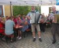 Bild: wro
Für Musik und Stimmung an der Freifläche des Feuerwehrhauses sorgten Bernhard Bienert aus Trevesen und Karl-Heinz Wegmann aus Weihermühle (von links).