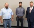 Bild: lnz
Matthias Weiß (Mitte) löste Josef Doß (links) als Ortssprecher in Großbüchlberg ab. Bürgermeister Stefan Grillmeier gratulierte Weiß zur Wahl und dankte Doß für dessen Verdienste.