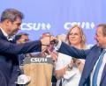 Bild: Daniel Karmann/dpa
Armin Laschet (r), Unions-Kanzlerkandidat und CDU-Vorsitzender, steht nach seiner Rede beim Parteitag der CSU auf der Bühne neben Markus Söder, CSU-Parteivorsitzender und Ministerpräsident von Bayern.