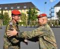 Bild: Alexander Hecht/exb
Der alte "Spieß" Oberstabsfeldwebel Rene Niemann (rechts) gratuliert dem neuen Stabsfeldwebel Günther Schneeberger nach Übergabe der "gelben Schnur" zur Amtsübernahme.