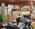 Bild: rha
Grafenwöhrs Stadtpfarrer Daniel Fenk spricht bei seiner Bergfest-Predigt im Motorrad-Gottesdienst aus seiner eigenen Erfahrung als Biker und bezeichnet den heiligen Josef als Patron der Reisenden. Sitzend dabei sind Pater Robin Xavier und Diakon Dieter Gerstacker.