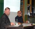 Bild: bey
Die Vorstellung des Protokolls zur Preisgerichtssitzung am 23. Juli 2021 für den Realisierungswettbewerb "Aufwertung des Marktbereiches in Pleystein" informierte Stadtratsmitgliedern über die Grundideeen der ersten drei Preisträger, doch trotz der eigentliche "trockenen" Materie gab es Momente in denen gelacht werden durfte, wie bei Bürgermeister Rainer Rewitzer und Jakob Oberpriller (von links) zu sehen.