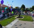 Bild: jr
In den weißblauen Himmel stiegen die bunten Luftballons der Mitarbeiterinnen der KJF-Werkstätten Mitterteich.