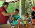 Bild: gi
Aus Konservendosen fertigten die Kinder im Ferienprogramm der Bücherei Insektenhotels.