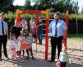 Bild: jma
Marius Seitz (links) und Andreas Argauer (rechts) bei der Übergabe an die Kindergartenleiterin Barbara Krauthahn.