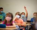Symbolbild: Gregor Fischer/dpa
In den ersten Schulwochen müssen Schüler auch im Klassenzimmer eine Maske tragen.