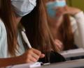 Symbolbild: Karl-Josef Hildenbrand
Maskenpflicht auch am Sitzplatz: Diese Regelung gilt für alle Schüler - mit Unterschieden: Grundschüler bis zur vierten Klasse dürfen auch Stoffmasken tragen. Ältere Schüler müssen medizinische oder freiwillig FFP2-Masken aufsetzen.