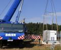 Bild: Petra Hartl
Das Herzstück der Anlage wird montiert: Der Zentralwechselrichter mit 18 Tonnen Gewicht wandelt den Strom von Nieder- in Mittelspannung um.