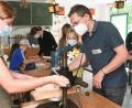Bild: Gabi Schönberger
Bei der Ferienaktion des Kreisjugendrings Neustadt WN stand der Spaß - wie hier beim Bau eines Fledermaushauses - im Vordergrund. Angehender geschäftsführender Leiter Martin Neumann (rechts) und die ehrenamtlichen Mitarbeiterinnen standen den Kindern dabei mit Rat und Tat zur Seite.
