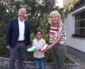 Bild: e
Bürgermeister Marcus Eichenmüller, Frauen-Unionsvorsitzende Elisabeth Kraus und Schulanfänger Rakan Al-Muhammad Al-Khalaf mit den Geschenken.
