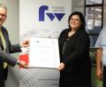 Bild: Hirsch
IHK-Geschäftsstellenleiter Markus Huber (links) überreichte den Inhabern der Firma „Metallverarbeitungs-GmbH Rana-Werk“, Alexandra und Michael Graf (rechts), für 30-jährige Zugehörigkeit eine Urkunde der Industrie- und Handelskammer