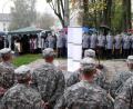 Archivbild: Götz
Bei der Enthüllung am 8. Oktober 2011 waren Soldaten des Panzergrenadierbataillons 122 und des 2. US-Kavallerieregiments aus Vilseck angetreten. Auch Stadtkapelle, Pfarrer und Bürgermeister waren dabei.