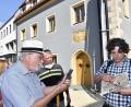 Bild: Petra Hartl
Bertold Bernreuter von der IG Menschengerechte Stadt zeigt bei einer Führung zum Thema "Bauen in der Altstadt" ein Urkataster vom Bürgerspital-Areal.