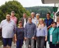 Bild: mmj
Vorsitzender Michael Lutz (Fünfter von links) steht weiter an der Spitze des Vereins "Heimatgemeinde Plöß". Bürgermeister Reinhard Kreuzer (Vierter von links) gratulierte ihm und den weiteren Vorstandsmitgliedern zur Wahl.