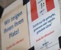 Bild: Marijan Murat/dpa
Die Luft für Ungeimpfte wird dünner: Ein Zettel mit der Aufschrift «Zutritt nur für geimpfte, genesene oder negativ getestete Gäste» hängt neben anderen Hinweisen an der Tür eines Restaurants in der Innenstadt. Künftig sollen sie in vielen Bundesländern im Corona-Fall keine Lohnfortzahlung mehr erhalten.