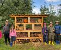 Bild: bjp
Einen mietfreien Wohnblock für wilde Bienen, Hummeln und Schlupfwespen richten die "Spatzen"-Kinder der Trabitzer LBV-Jugend an der Streuobstwiese im Grünbachtal ein.