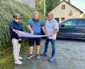 Bild: Eichl
Marianne Rauh lässt sich den Bauzeitenplan von Daniel und Wolfgang Scharnagl erläutern (von links); die Baufirma versichert, Ende November 2022 sei die Dorferneuerung abgeschlossen.