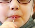 Bild: Roland Weihrauch/dpa
Eine Schülerin in Nordrhein-Westfalen macht einen Corona-Lolli-Test, dort ist die Methode schon länger in Gebrauch. Noch im September sollen diese Tests auch an den Grund- und Förderschulen in Bayern eingesetzt werden.
