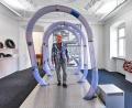 Bild: www.bayern.by/Florian Trykowski/exb
Luftmuseumsdirektor Wilhelm Koch beim Gang durch die „Rohrpost“.
