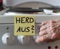 Symbolbild: Jens Kalaene/dpa
Ein Klebezettel mit dem Schriftzug "Herd aus?" klebt an einem Herd neben den Drehknöpfen: Vergesslichkeit kann ein Symptom einer Demenz sein.