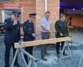 Bild: jr
Die Verantwortlichen der Feuerwehr und der Stadt Mitterteich schlugen symbolisch den letzten Nagel in einen Balken und bewiesen erstaunlich gutes handwerkliches Können. Von links Markus Fischer, Wolfgang Haberkorn (beide FFW Pleußen), Thomas Siller (Bauamt), Bürgermeister Stefan Grillmeier und Zimmermeister Werner Bauer.