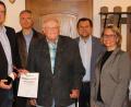 Bild: paf
Für seine Tätigkeit wurde Hubert Jungbauer (Mitte) mit der Ehrenraute der CSU ausgezeichnet. Es gratulieren (von links) CSU-Ortsvorsitzender Patrick Fröhlich, CSU-Kreisvorsitzender Harald Schwartz, Zweiter Bürgermeister Günter Koller und CSU-Bundestagsdirektkandidatin Susanne Hierl. gratulierten.