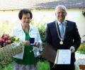 Bild: Hirsch
Oberbürgermeister Andreas Feller (rechts) verlieh Sieglinde Ziegler (Mitte) die Konrad-Max-Kunz-Medaille. Bibliothekarin Leonie Flachsmann (links) bedankte sich mit Blumen.