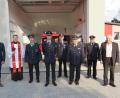 Bild: jzk
Bürgermeister Roland Schäffler, Stadtpfarrer Thomas Kraus, Vorsitzender Alfred Hörl, Kommandant Jürgen Plannerer, Kreisbrandmeister Alois Schindler, Kreisbrandrat Andreas Wührl, Kreisbrandinspektor Otto Braunreuther und Stellvertretender Landrat Günter Kopp (von links) nahmen an der Einweihung des neuen Dorfgemeinschaftshauses teil.