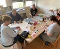 Bild: ck
In der Oase Weiden finden psychisch Kranke Halt. Das Angebot ist breit gefächert. Beim Basteln, Spielen oder Kochen finden sie eine Art Tagesstruktur. Edwin Biller (hinten Mitte) und Christine Zierer (rechts) gehören zum Mitarbeiter-Team der Tagesstätte.