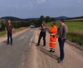 Bild: Franz Stockerl/exb
Albert Armer, Martin Dunst, Bürgermeister Maximilian Beer, Georg Braun, Anton Köppl und Simon Heiser (von links) machten sich ein Bild vom Fortschritt der Bauarbeiten.