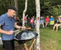 Bild: eik
Frank Wendeberg, hier an der Handpan, webt beim Asphaltkapelle-Konzert einen magischen Klangteppich aus dem Spiel auf seinen Instrumenten und Natur-Aufnahmen aus den deutschen Nationalparks.
