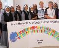 Bild: bkr
Weitere Namen und Menschen trägt seit Mittwoch die Brücke zwischen Immenreuth und Kerala. Die Schwestern des Seniorenheims, die nicht bei dem Dankeschön-Nachmittag 2019 in Immenreuth dabei sein konnten, ergänzten mit ihren Namen die tragenden menschlichen Symbole der Brücke. Auf dem Foto von der Radsportgruppe (von links) Gerhard Kainz, Monika Kainz (mit Bild von Schwester Sini), Bernhard Eberhard sowie Karina und Sophia Fischer.